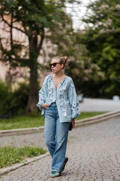 Вишиванка &laquo;Небесна&raquo; - блакитна блуза з квітковою вишивкою B1 - S фото