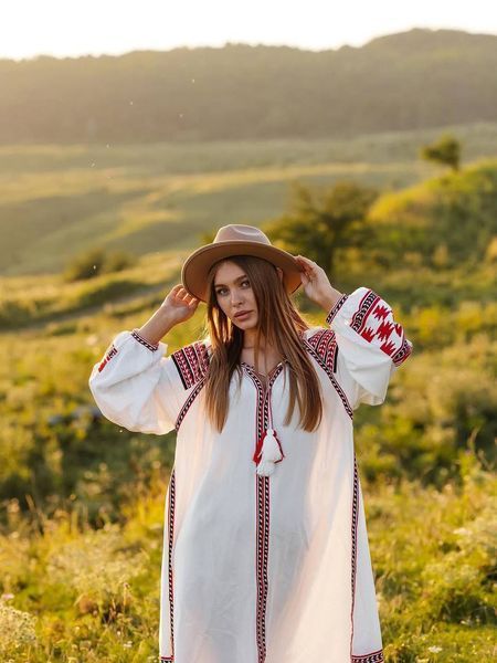 Сукня-вишиванка біла з червоно-чорним орнаментом V1 фото